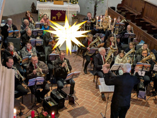 Der Posaunenchor mit einem Herrnhuter Stern im Vordergrund.