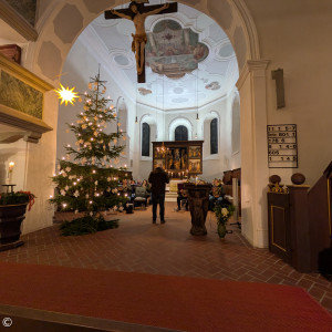 Der Posaunenchor spielt im Altarraum.